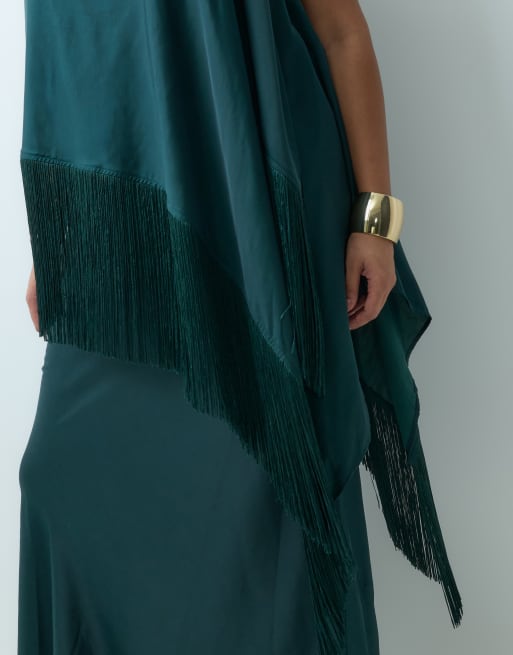 ASOS DESIGN Curve robe longue en satin à épaules dénudées et franges avec écharpe vert foncé, 3 de 4