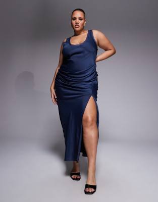 ASOS DESIGN Curve - Robe longue en satin et mousseline mélangés à encolure dégagée et jupe drapée superposée - Bleu marine 52