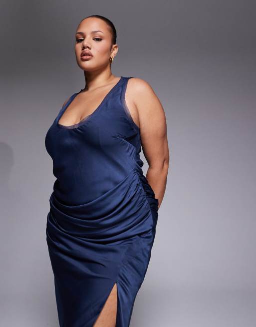 ASOS DESIGN Curve - Robe longue en satin et mousseline mélangés à encolure dégagée et jupe drapée superposée - Bleu marine, 2 de 4