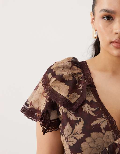ASOS DESIGN Curve - Robe longue évasée volantée à imprimé floral avec bords en dentelle et dos ouvert - Marron, 3 de 4
