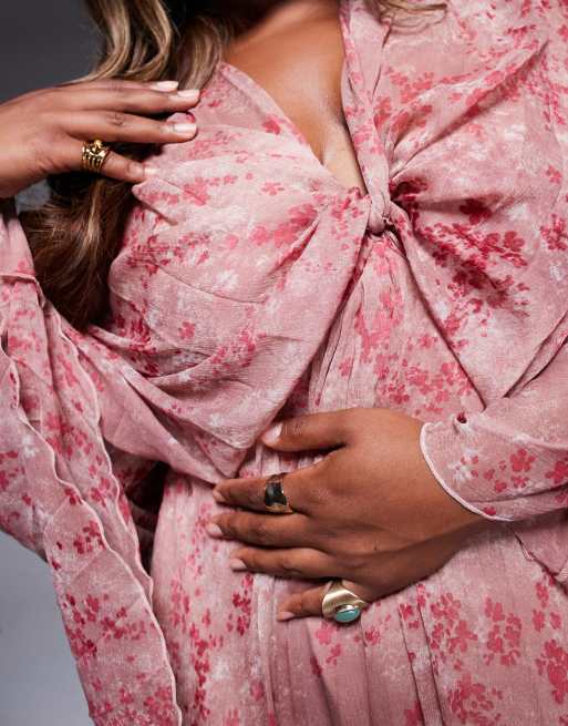 ASOS DESIGN Curve - Robe longue plissée et torsadée devant en mousseline à fleurs - Rose, 4 de 4