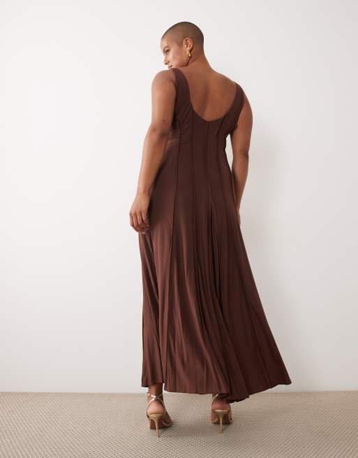 ASOS DESIGN Curve robe longue près du corps à col arrondi avec coutures apparentes en marron, 4 de 4