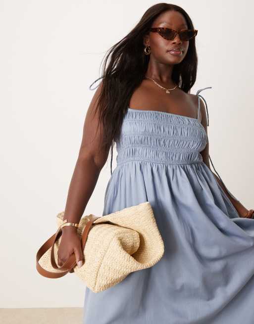 ASOS DESIGN Curve - Robe longue satinée en coton avec buste froncé - Bleu denim, 2 de 4