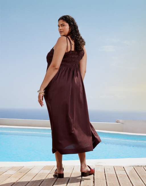 ASOS DESIGN Curve - Robe longue satinée en coton avec buste froncé - Chocolat, 2 de 4