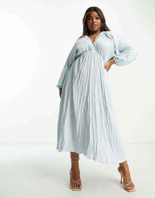 ASOS DESIGN Curve - Robe longue texturée à décolleté plongeant et manches chauve-souris - Bleu