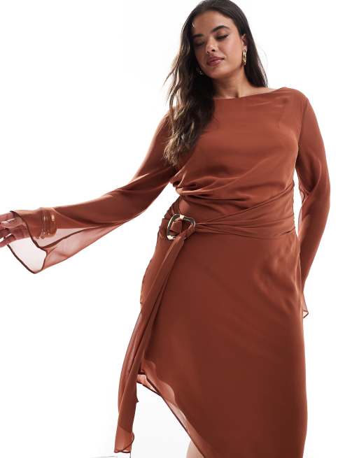 ASOS DESIGN Curve Robe mi longue asymetrique en mousseline a encolure bateau et ceinture doree effet liquide Terracotta