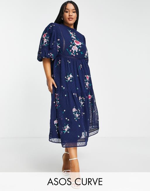 ASOS DESIGN Curve - Robe mi-longue brodée à col montant festonné et bordures en dentelle - Bleu marine