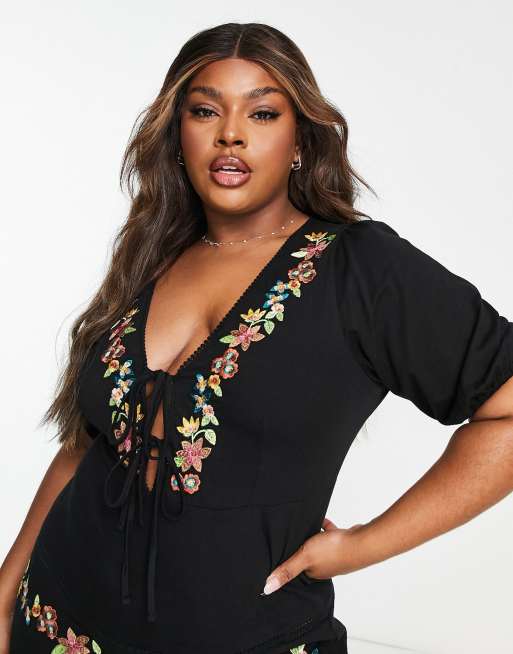 ASOS DESIGN Curve Robe mi longue nouee sur le devant a volants et a broderie fleurs Noir