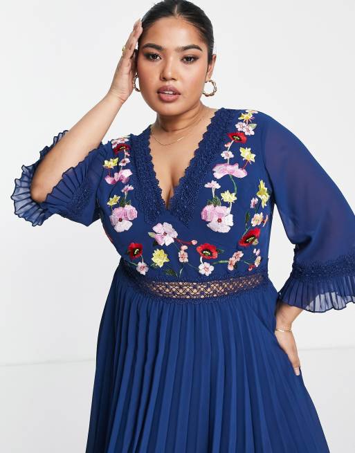 ASOS DESIGN Curve Robe mi longue plissee a empiecements en dentelle avec broderie Bleu marine