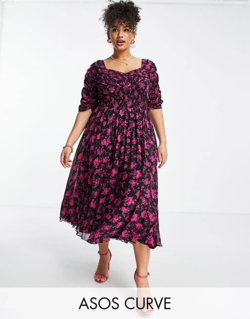 ASOS DESIGN Curve - Robe plissée mi-longue froncée sur le devant et la taille à imprimé fleuri - Noir 