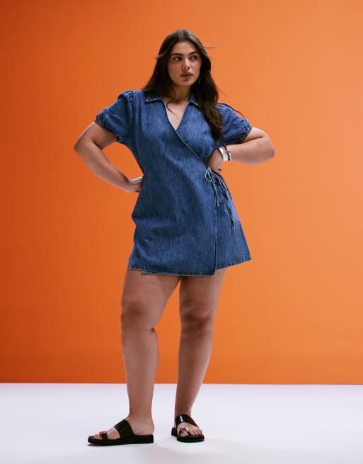 ASOS DESIGN Curve - Robe portefeuille en jean doux - Bleu délavé moyen, 3 de 4