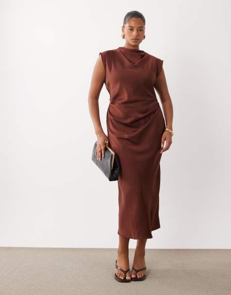 ASOS DESIGN Curve - Robe satinée mi-longue avec buste plissé et col montant - Chocolat - view 1