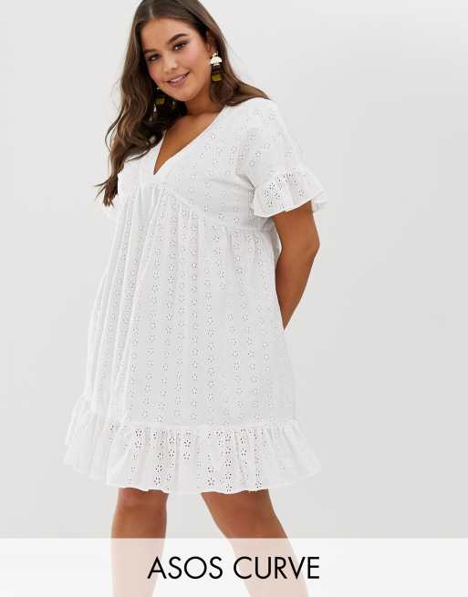 ASOS DESIGN Curve - Robe smockée courte en broderie anglaise avec encolure en V sur le devant et au dos et ourlet à basque