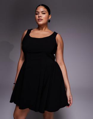 ASOS DESIGN Curve - Robe structurée coupe courte et fluide en bengaline à encolure dégagée - Noir