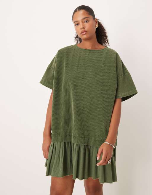 ASOS DESIGN Curve - Robe t-shirt courte hybride en velours côtelé - Olive délavé, 2 de 4