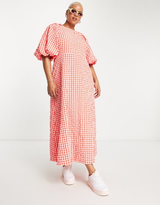 ASOS DESIGN Curve – Röd ginghamrutig maxiklänning med textur, öppen rygg och puffärmar, 4 av 4