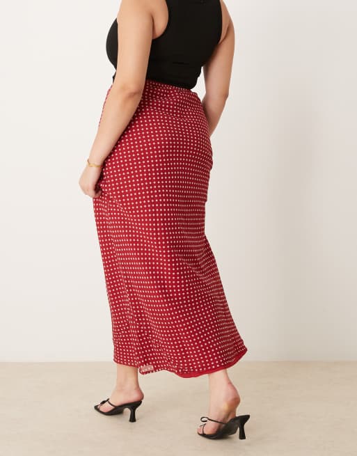 ASOS DESIGN Curve – Röd, prickig, diagonalskuren maxikjol i chiffong, 2 av 5