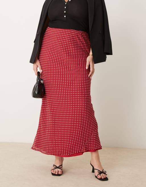 ASOS DESIGN Curve – Röd, prickig, diagonalskuren maxikjol i chiffong, 4 av 5