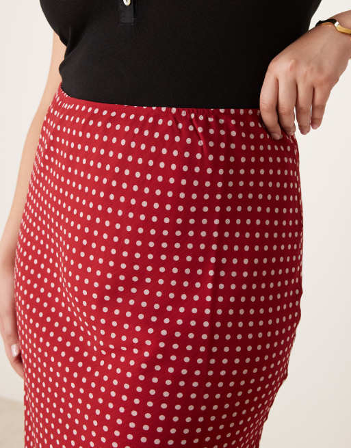 ASOS DESIGN Curve – Röd, prickig, diagonalskuren maxikjol i chiffong, 5 av 5
