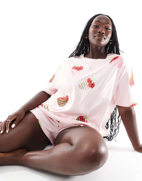 ASOS DESIGN Curve – Rosa, jordgubbsmönstrad pyjamas med t-shirt i oversize och shorts - view 1