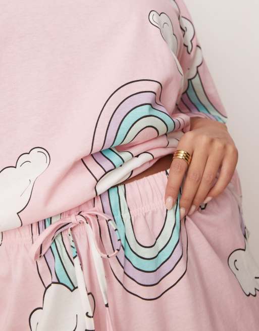 ASOS DESIGN Curve – Rosa, regnbågsmönstrad pyjamas med oversize t-shirt och shorts, 3 av 4