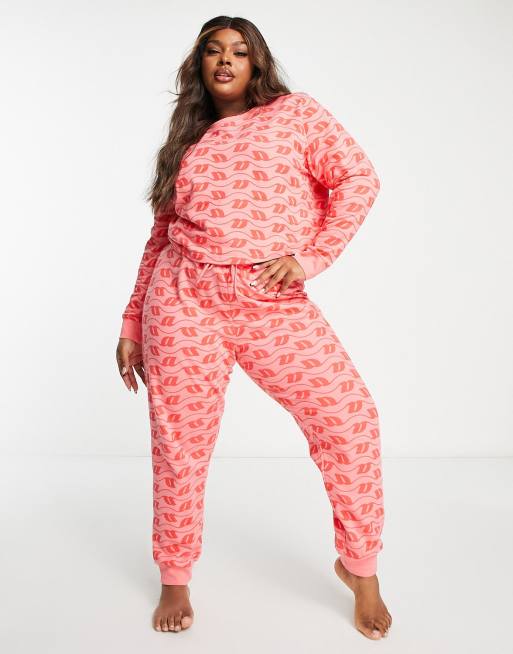 ASOS DESIGN Curve – Rosa, rött och monogrammönstrat mysset med sweatshirt och mjukisbyxor