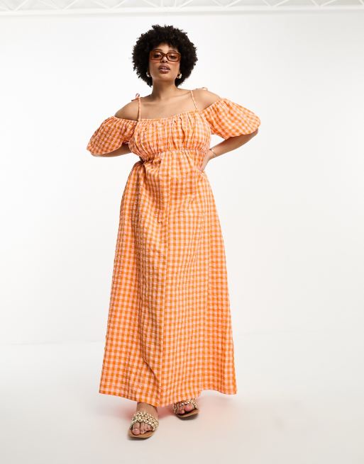 ASOS DESIGN Curve – Różowo-pomarańczowa bawełniana sukienka maxi z odkrytymi ramionami i marszczonym biustem we wzór w kratkę vichy