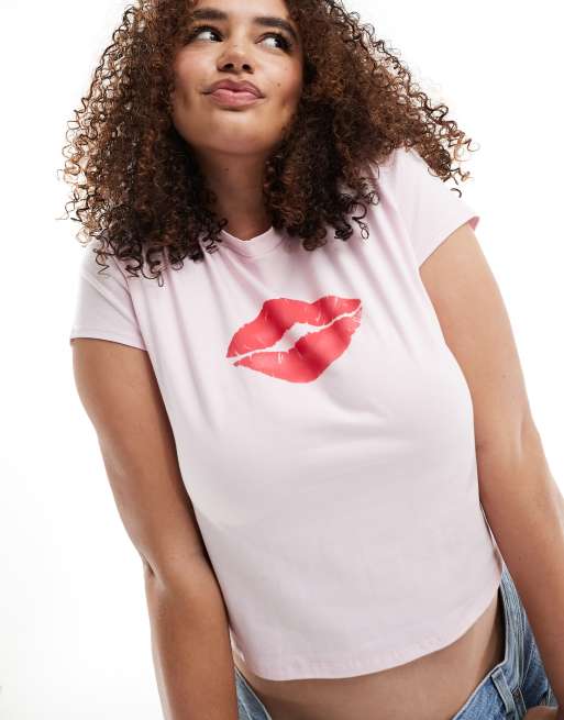 ASOS DESIGN Curve – Różowy krótki i obcisły T-shirt z grafiką z motywem ust