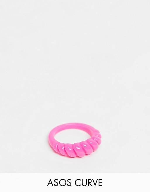 ASOS DESIGN Curve – Różowy skręcony pierścionek z plastiku
