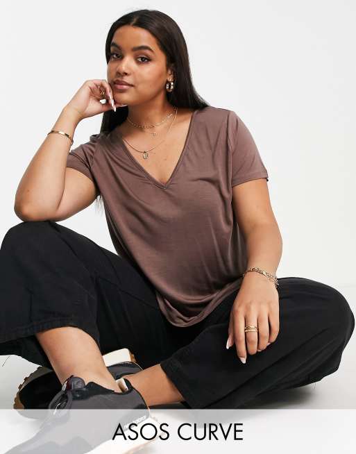 ASOS DESIGN Curve - Ruimvallend T-shirt met V-hals in bruin