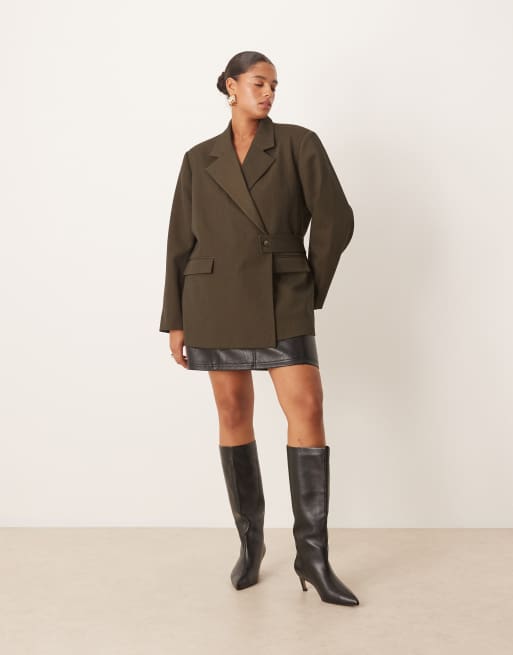 ASOS DESIGN Curve - Ruimvallende blazer met riemdetail in olijfgroen, 2 van 4