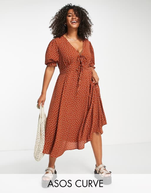 ASOS DESIGN Curve - Rustfarvet tea-midikjole med stivere og bindebånd foran i prikket print