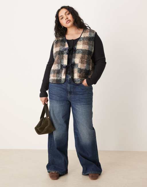 ASOS DESIGN Curve – Rutig väst i teddyfleece med rosettknytning, 2 av 4