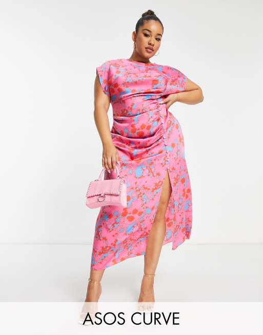 ASOS DESIGN Curve - Rynket maxikjole i satin med sideknapper, kappeærmer og pink base med blomstermønster