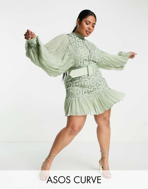 ASOS DESIGN Curve – Salviagrön miniklänning i spets med plisserade ärmar och skärp