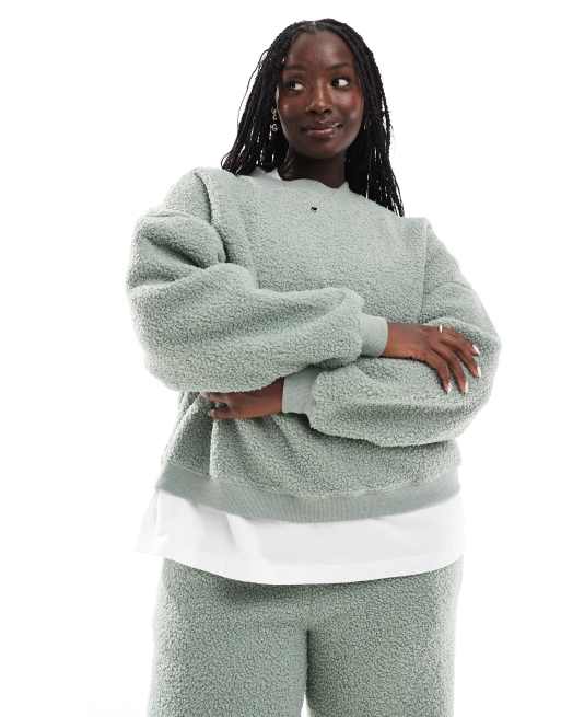 ASOS DESIGN Curve – Salviagrönt mysset i teddy med sweatshirt och vida byxor, 2 av 4
