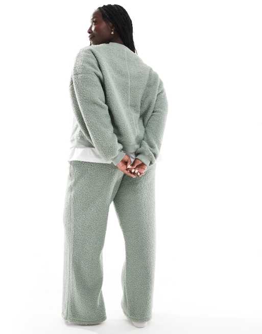 ASOS DESIGN Curve – Salviagrönt mysset i teddy med sweatshirt och vida byxor, 4 av 4