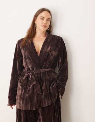 ASOS DESIGN Curve - Samtblazer in Schokobraun mit Taillengürtel, Kombiteil-Brown