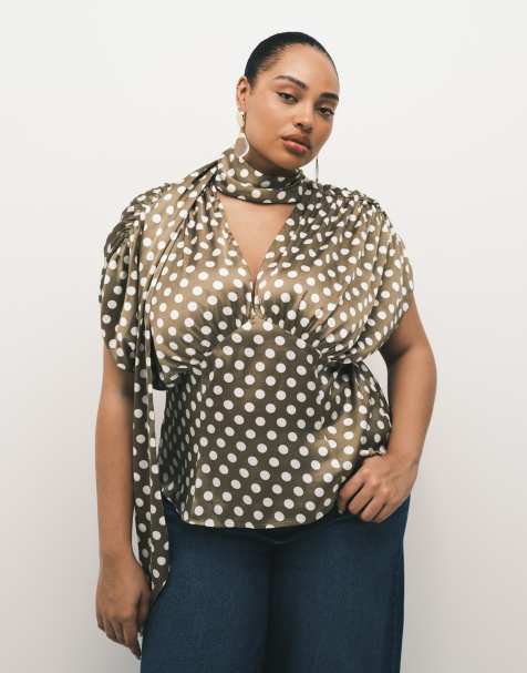ASOS DESIGN Curve - Satijnen blouse met sjaal en volumineuze stippenprint - view 1