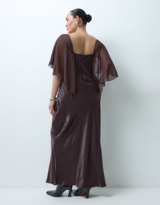 ASOS DESIGN Curve satijnen cape-laag maxi jurk in chocoladebruin, 4 van 5