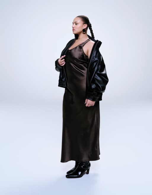ASOS DESIGN Curve - Satijnen maxi jurk met lage ronde hals in chocoladebruin , 2 van 4