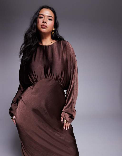 ASOS DESIGN Curve - Satijnen maxi jurk met vleermuismouwen in chocoladebruin, 2 van 4