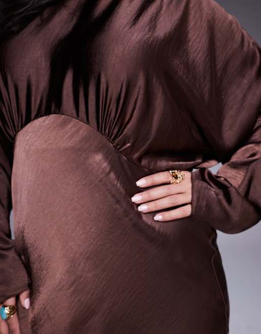 ASOS DESIGN Curve - Satijnen maxi jurk met vleermuismouwen in chocoladebruin, 3 van 4