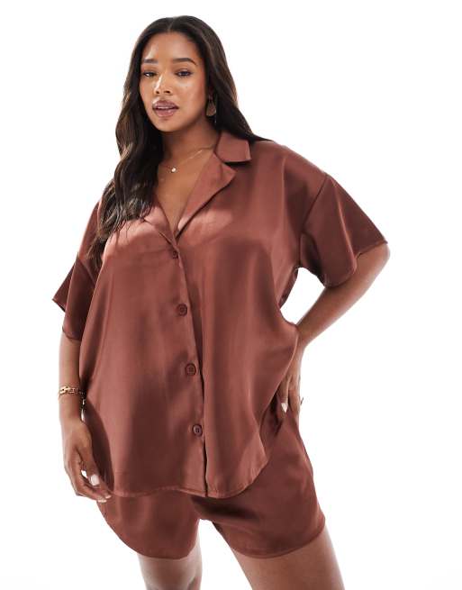 ASOS DESIGN Curve - Satijnen overhemden met korte mouwen in bruin, deel van co-ord set