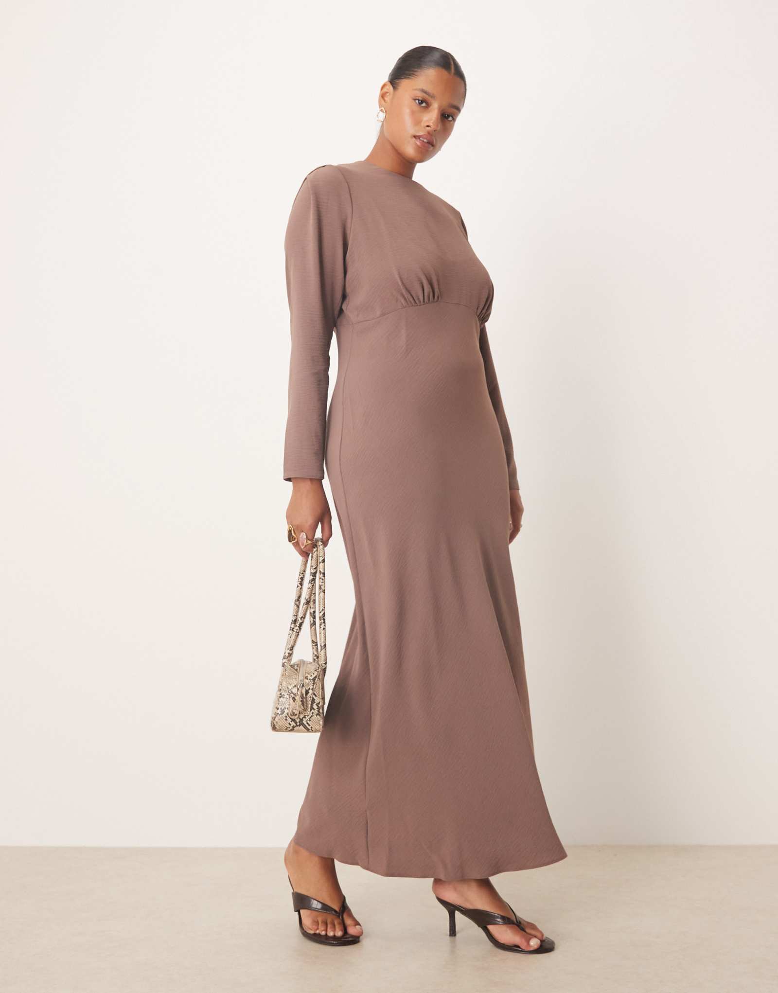 Облегающее макси-платье-комбинация из атласа ASOS DESIGN Curve с косым вырезом на груди глубокого темно-серого цвета