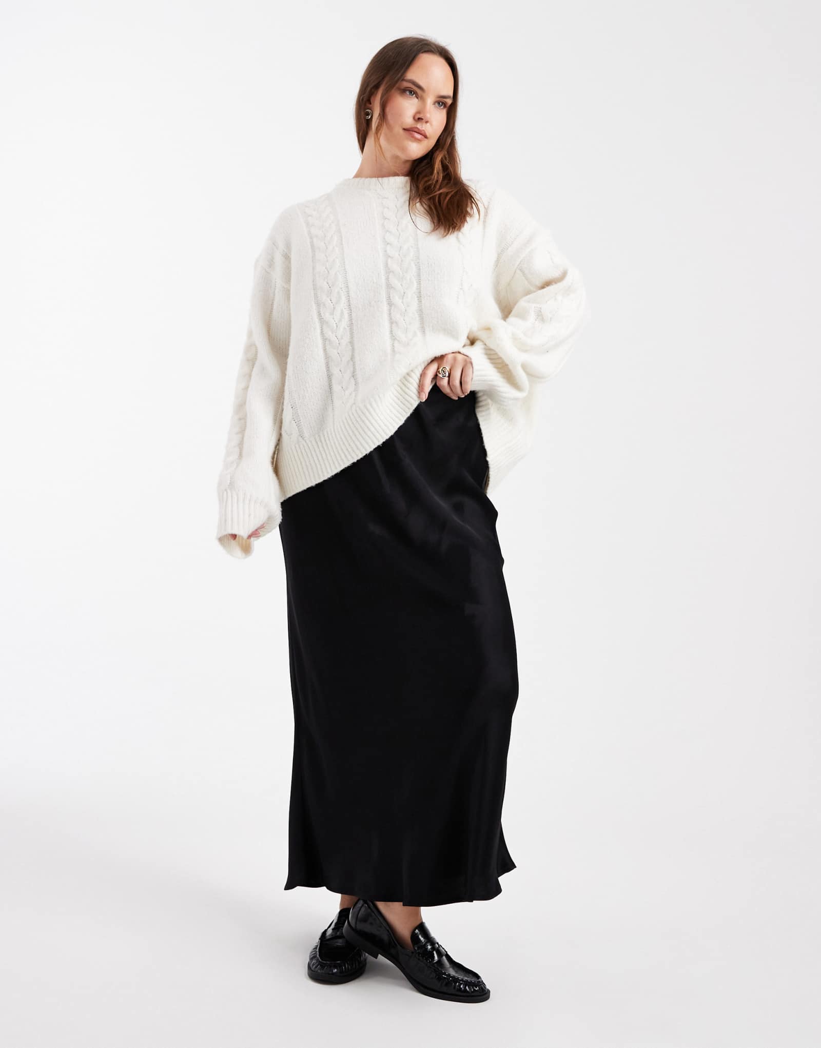 Атласная юбка макси с уклоном по линии талии от ASOS DESIGN Curve черного цвета