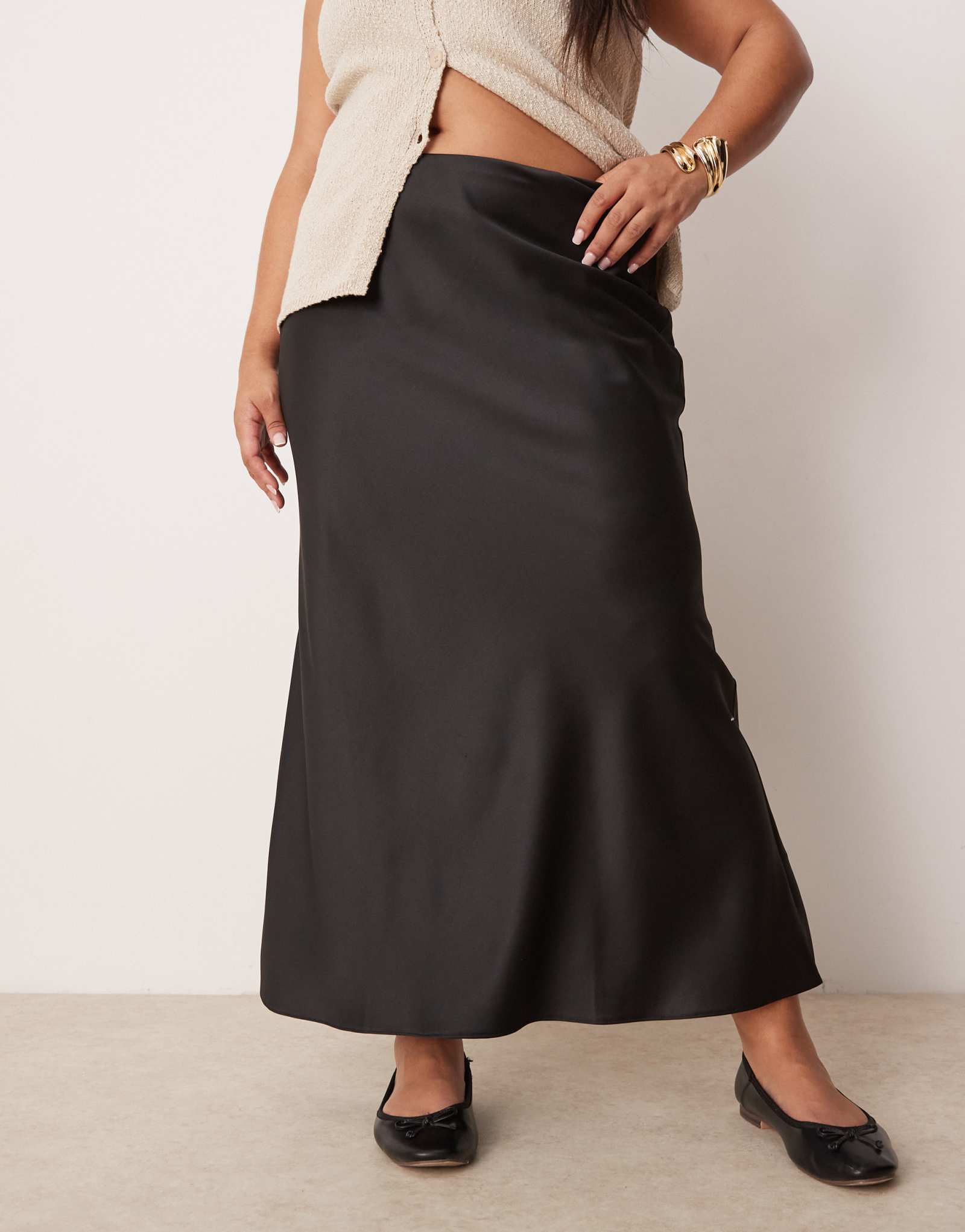 Атласная юбка миди с уклоном от ASOS DESIGN Curve черного цвета