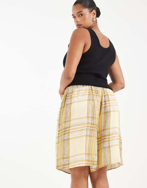 ASOS DESIGN Curve satin city-shorts i gul rutigt set, 2 av 5