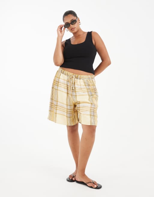 ASOS DESIGN Curve satin city-shorts i gul rutigt set, 3 av 5
