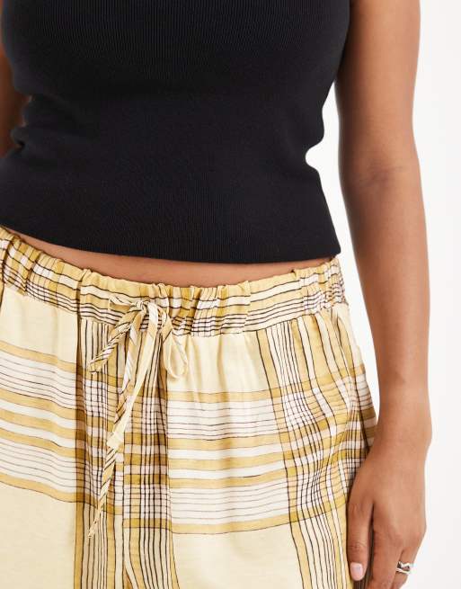 ASOS DESIGN Curve satin city-shorts i gul rutigt set, 4 av 5